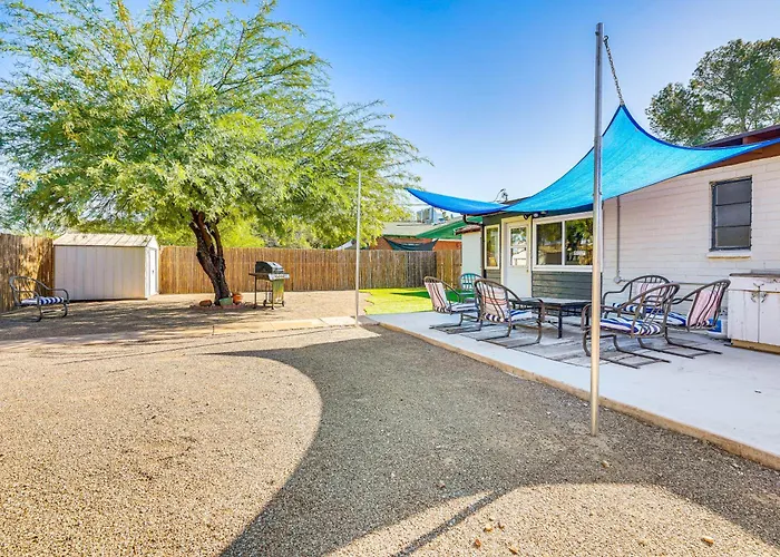 Spacious Yard + Patio: Retreat! Сasa de vacaciones